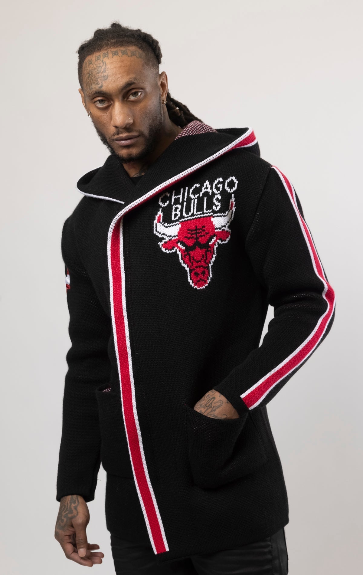 Upgrade your game day look with this Chicago Bulls Cardigan Sweater. This cozy jacket is designed with a stylish three-quarter length and boasts bold team branding on the front, back, and sleeve. Complete with a full-zip closure, attached hood, and front