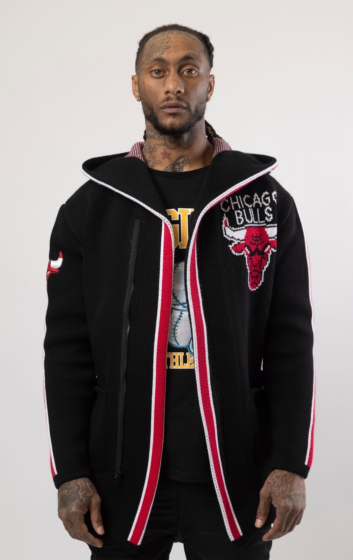 Upgrade your game day look with this Chicago Bulls Cardigan Sweater. This cozy jacket is designed with a stylish three-quarter length and boasts bold team branding on the front, back, and sleeve. Complete with a full-zip closure, attached hood, and front