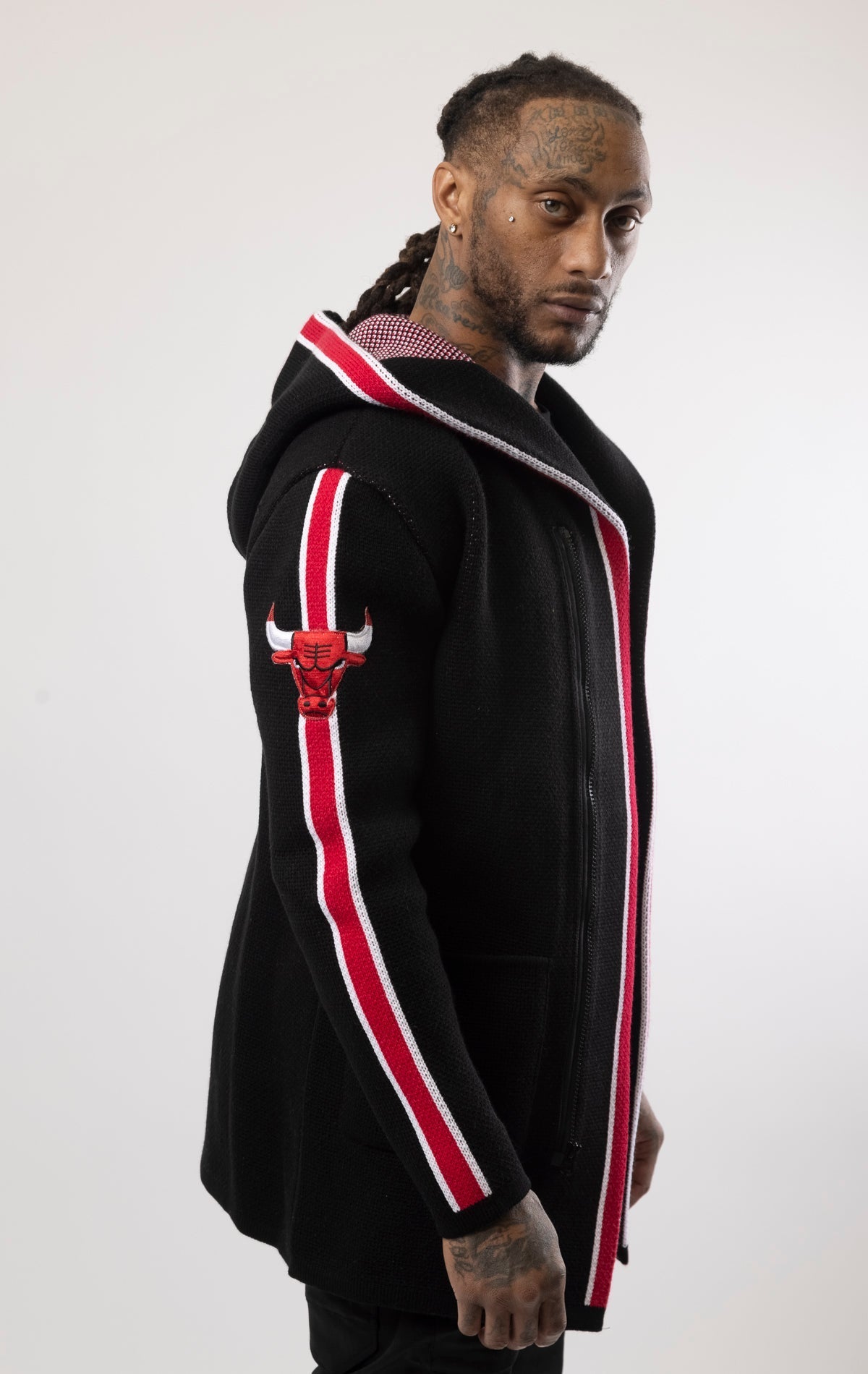 Upgrade your game day look with this Chicago Bulls Cardigan Sweater. This cozy jacket is designed with a stylish three-quarter length and boasts bold team branding on the front, back, and sleeve. Complete with a full-zip closure, attached hood, and front