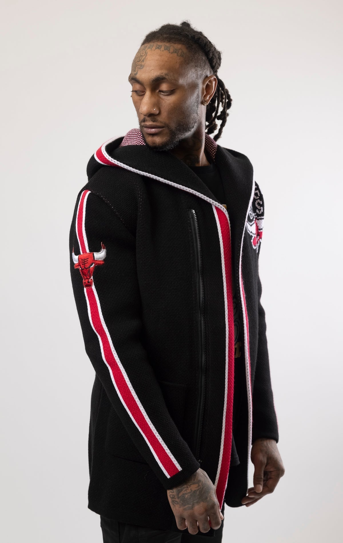 Upgrade your game day look with this Chicago Bulls Cardigan Sweater. This cozy jacket is designed with a stylish three-quarter length and boasts bold team branding on the front, back, and sleeve. Complete with a full-zip closure, attached hood, and front