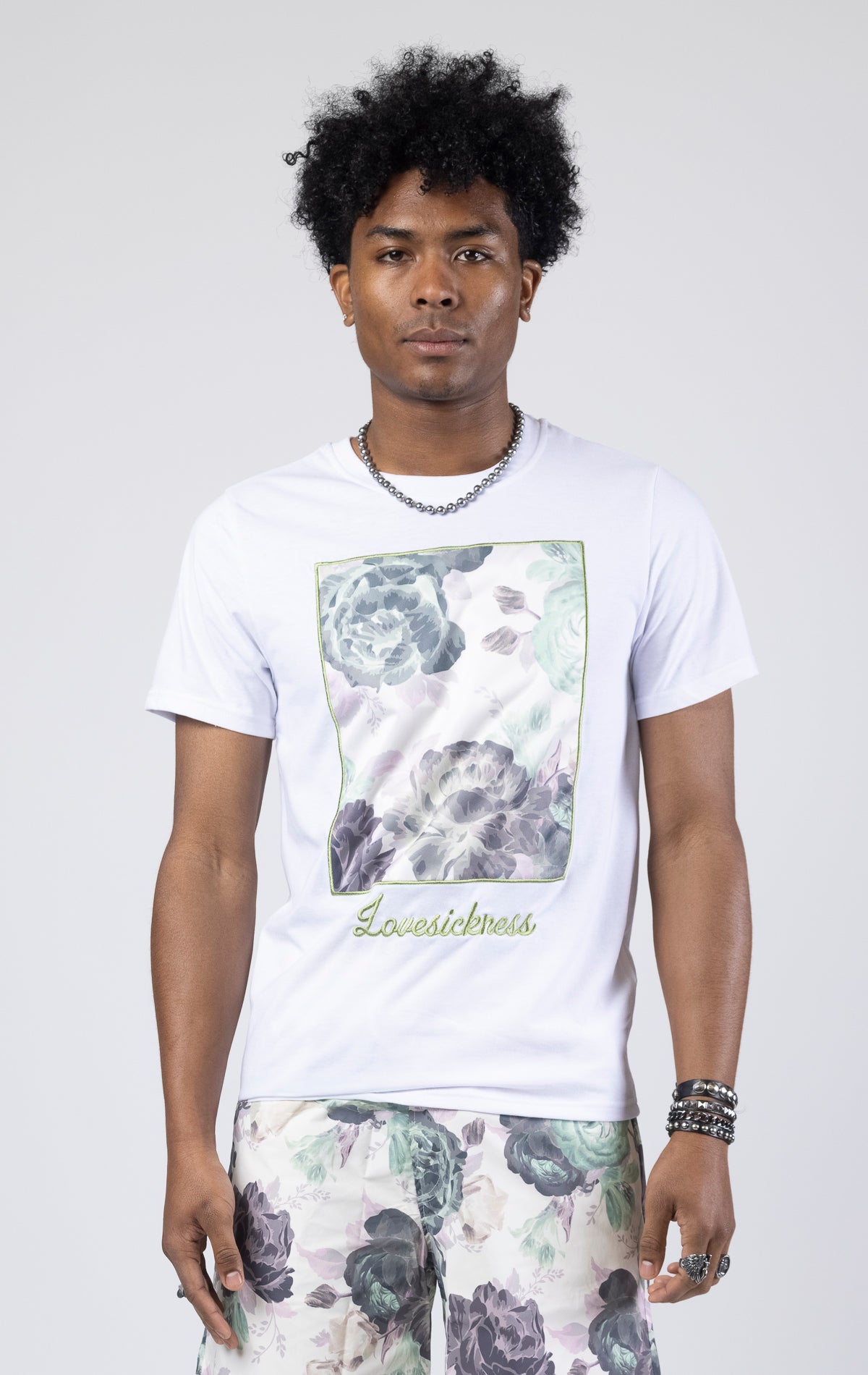 White A slim-fit vintage rose graphic t-shirt with a crew neck.