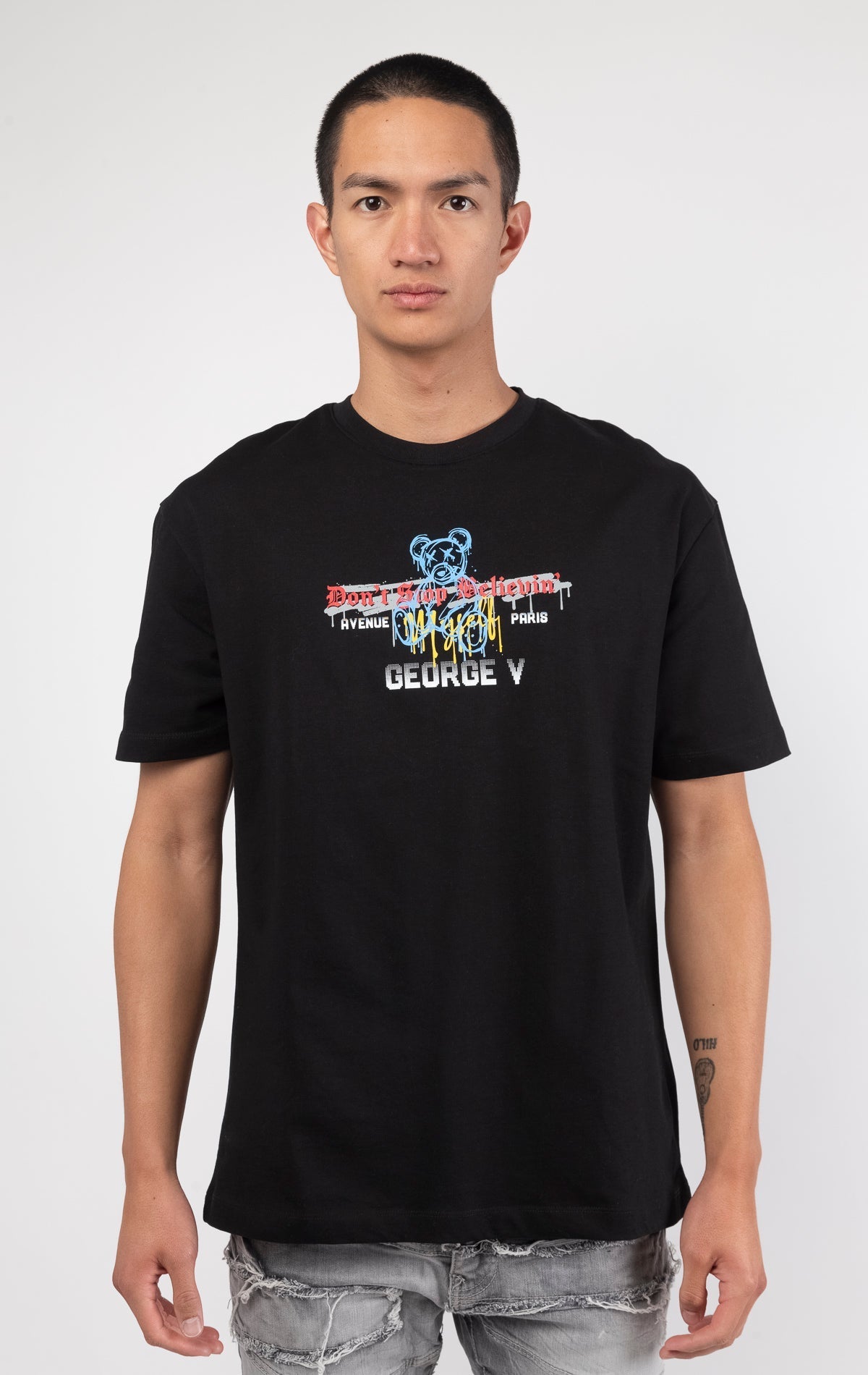 George V's "Don't Stop Believin" t-shirt features a BELIEVE design pattern, making it perfect for a refined streetwear look with jeans and sneakers. The stretchy fabric ensures a comfortable fit.