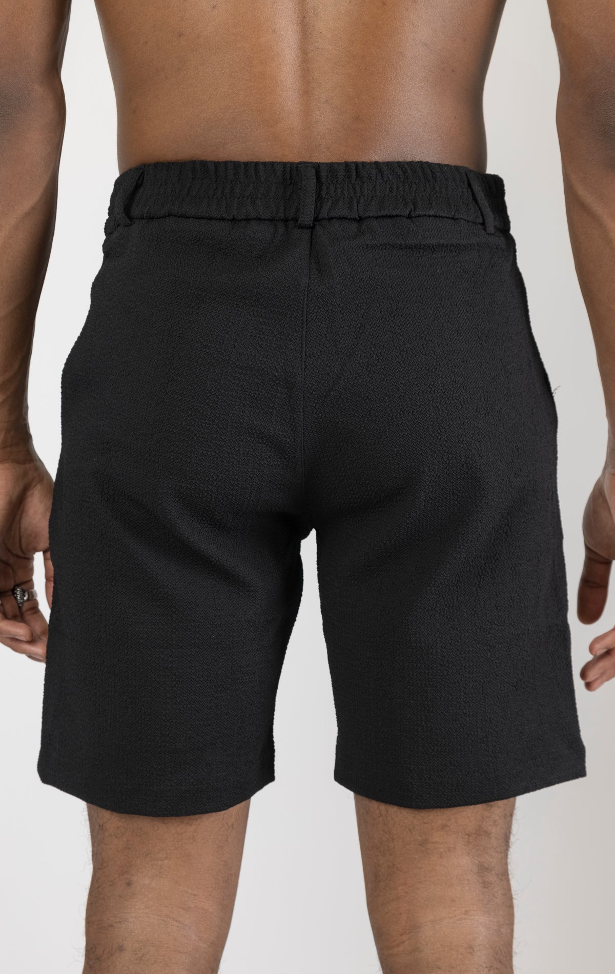 Men's elegant everyday shorts in black. The shorts are made from a blend of polyester (74%), viscose (24%), and elastane (2%) and feature a tailored fit and a versatile length.