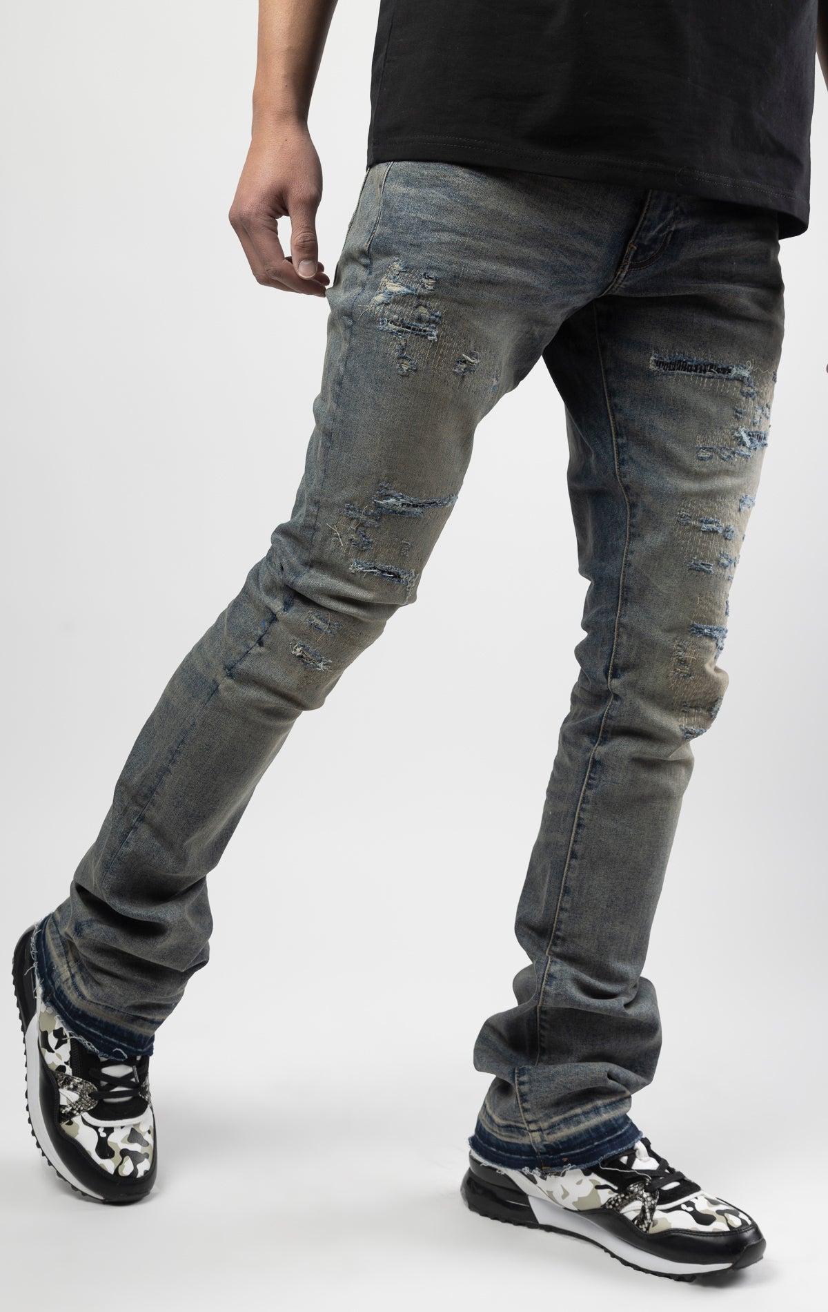 Death valley jeans with 3D wrinkles, rip and repair design