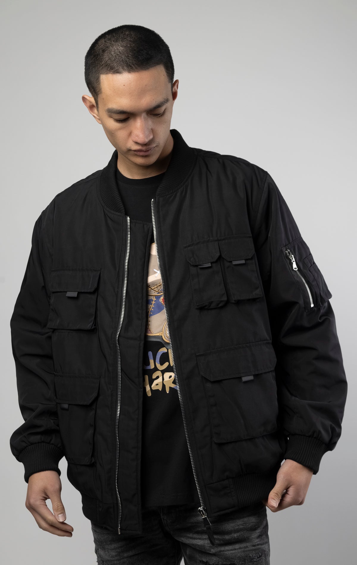 Men's utility bomber jacket with 5 pockets on the front (Velcro, zip, and snap closure), ribbed collar and cuffs, as well as a sleeve pocket 