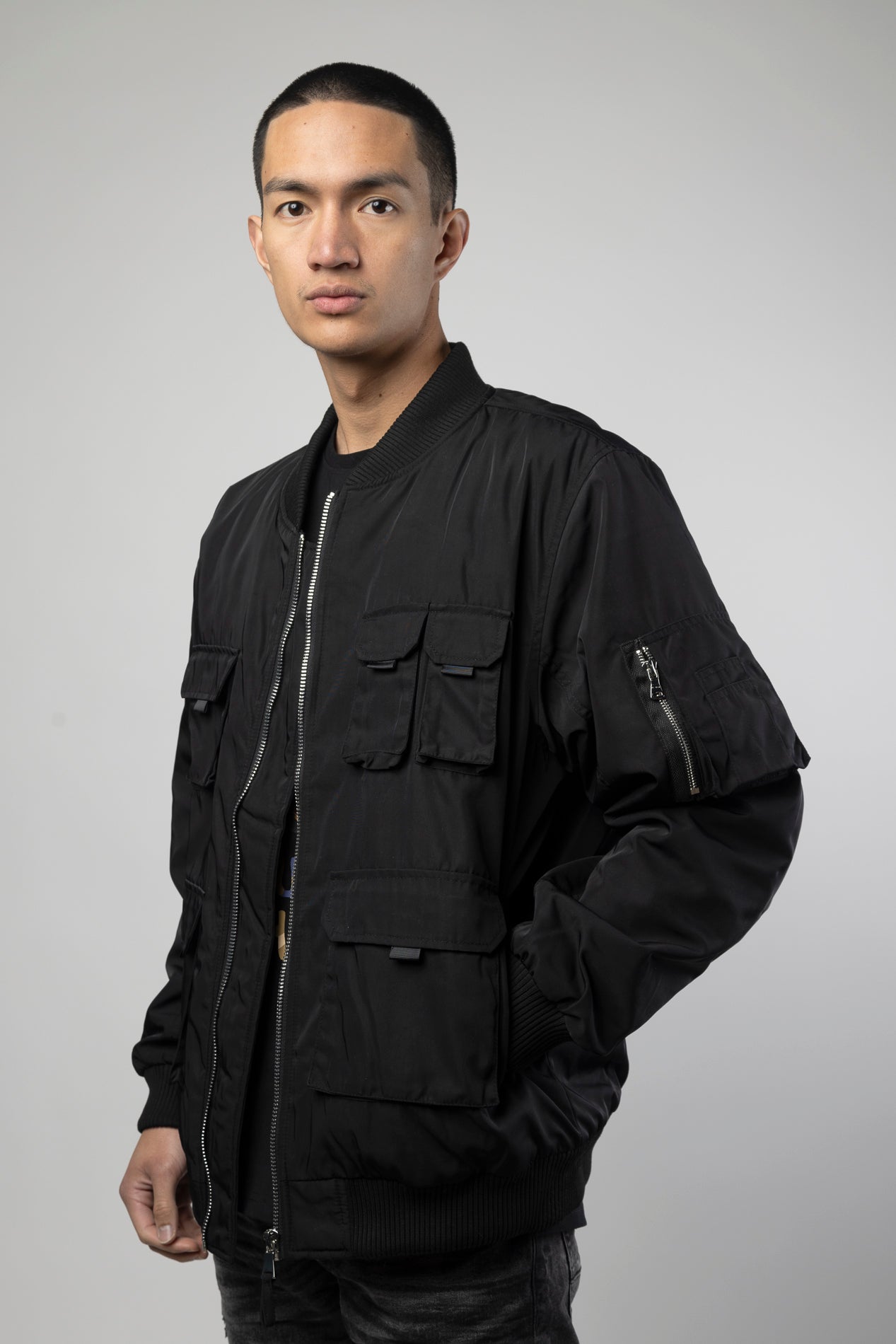 Men's utility bomber jacket with 5 pockets on the front (Velcro, zip, and snap closure), ribbed collar and cuffs, as well as a sleeve pocket 