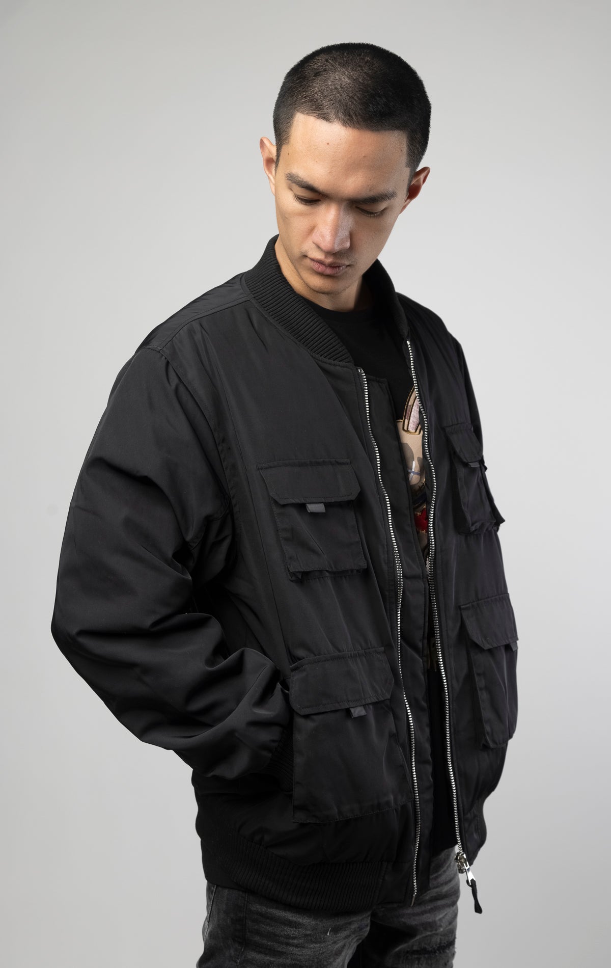 Men's utility bomber jacket with 5 pockets on the front (Velcro, zip, and snap closure), ribbed collar and cuffs, as well as a sleeve pocket 