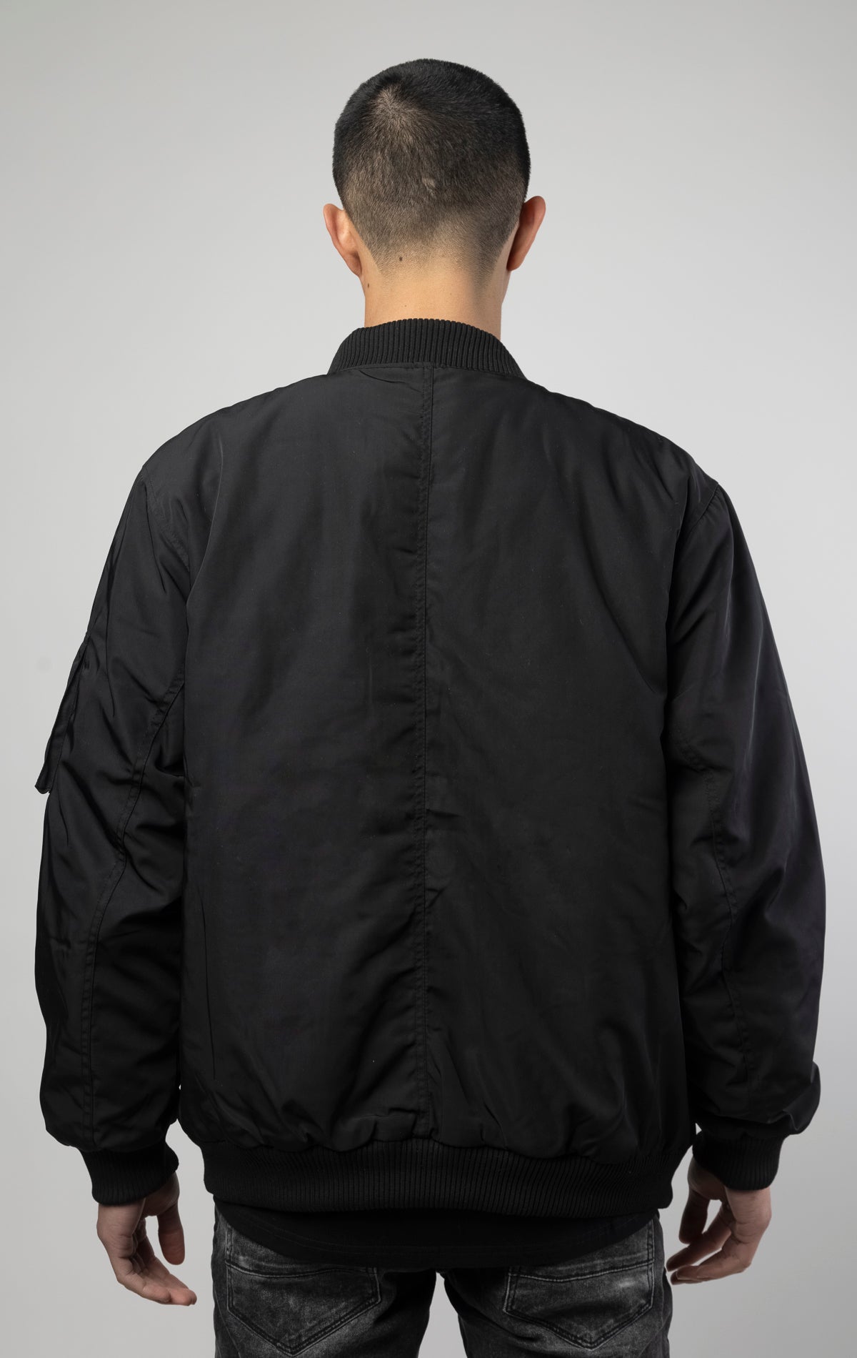 Men's utility bomber jacket with 5 pockets on the front (Velcro, zip, and snap closure), ribbed collar and cuffs, as well as a sleeve pocket 