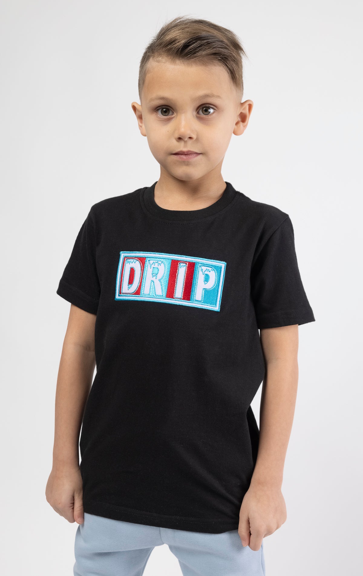 Kids' crew neck t-shirt features a drip patch embroidered on the front and short sleeves. Made of breathable material.