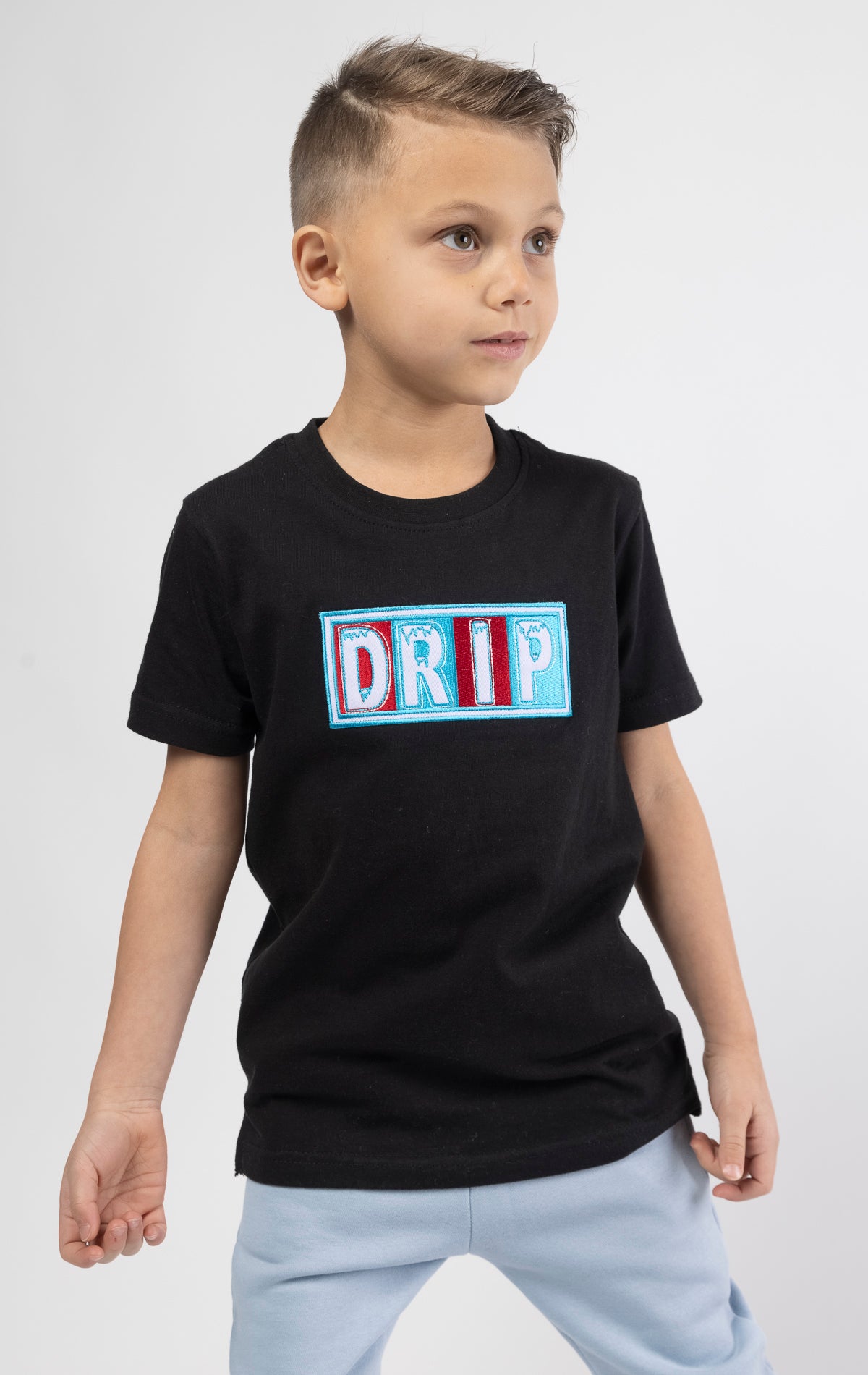 Kids' crew neck t-shirt features a drip patch embroidered on the front and short sleeves. Made of breathable material.
