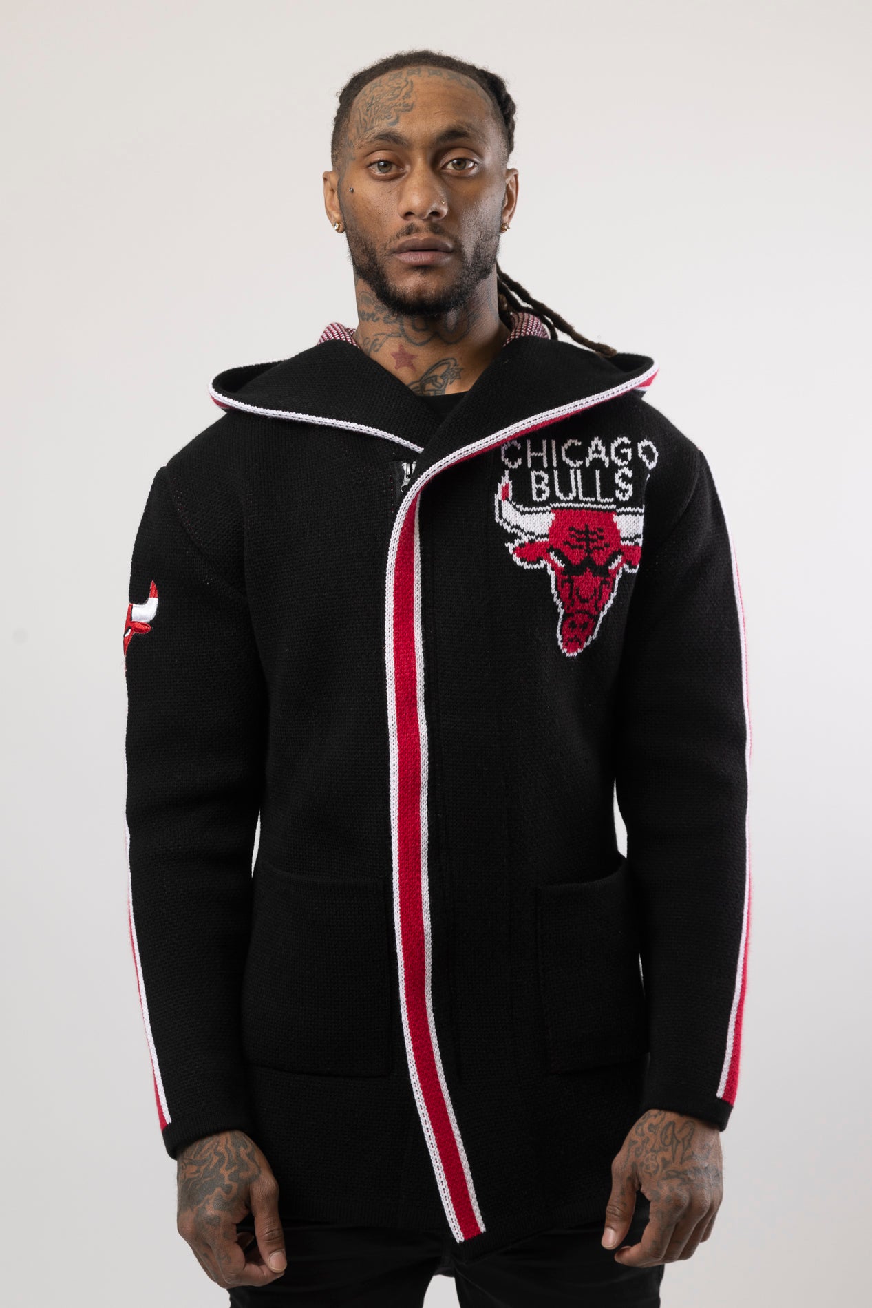 Upgrade your game day look with this Chicago Bulls Cardigan Sweater. This cozy jacket is designed with a stylish three-quarter length and boasts bold team branding on the front, back, and sleeve. Complete with a full-zip closure, attached hood, and front pockets, this knit sweater offers both comfort and style.