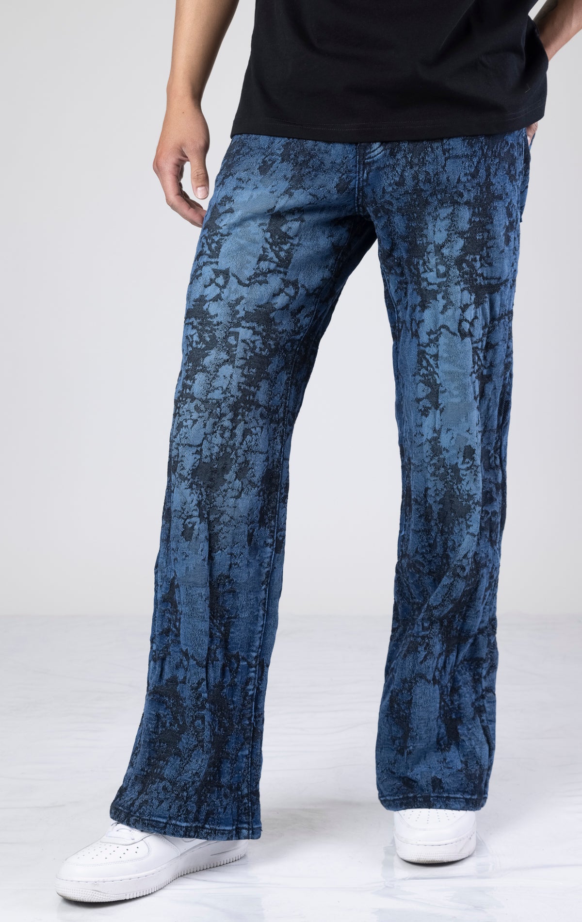 Relaxed fit baggy jeans in a vintage blue wash with a faded, worn-in look. Made with sturdy denim for long-lasting wear.