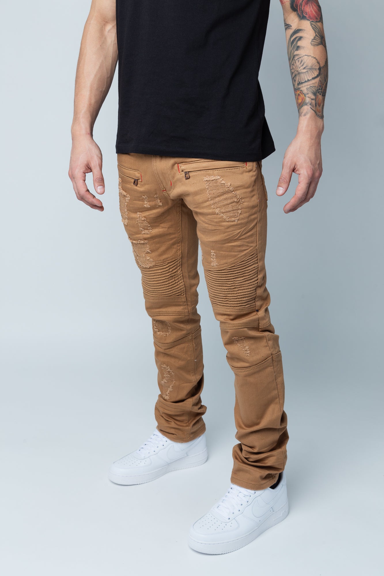 Khaki high-quality denim made from 98% cotton and 2% spandex. With its rip and repair design and slim fit, it's the ultimate blend of style and comfort.