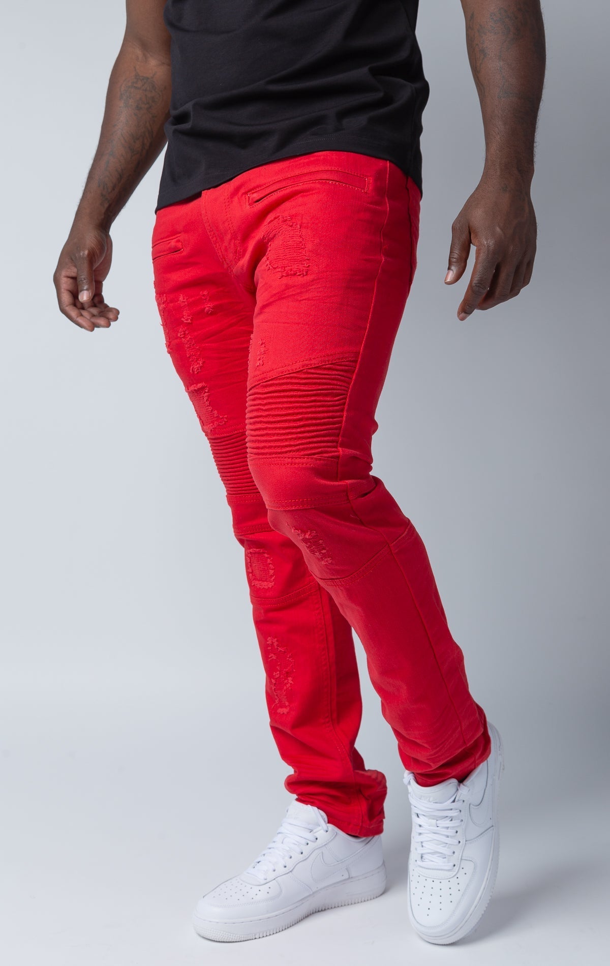 Red high-quality denim made from 98% cotton and 2% spandex. With its rip and repair design and slim fit, it's the ultimate blend of style and comfort.