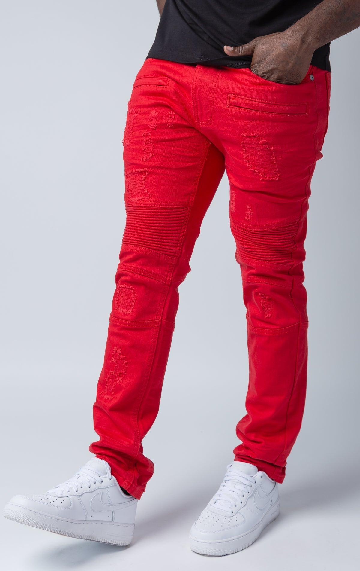 Red high-quality denim made from 98% cotton and 2% spandex. With its rip and repair design and slim fit, it's the ultimate blend of style and comfort.