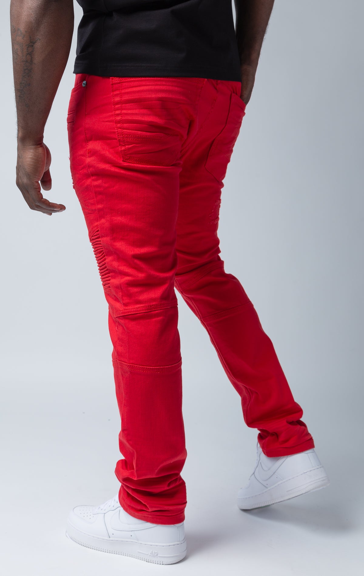 Red high-quality denim made from 98% cotton and 2% spandex. With its rip and repair design and slim fit, it's the ultimate blend of style and comfort.