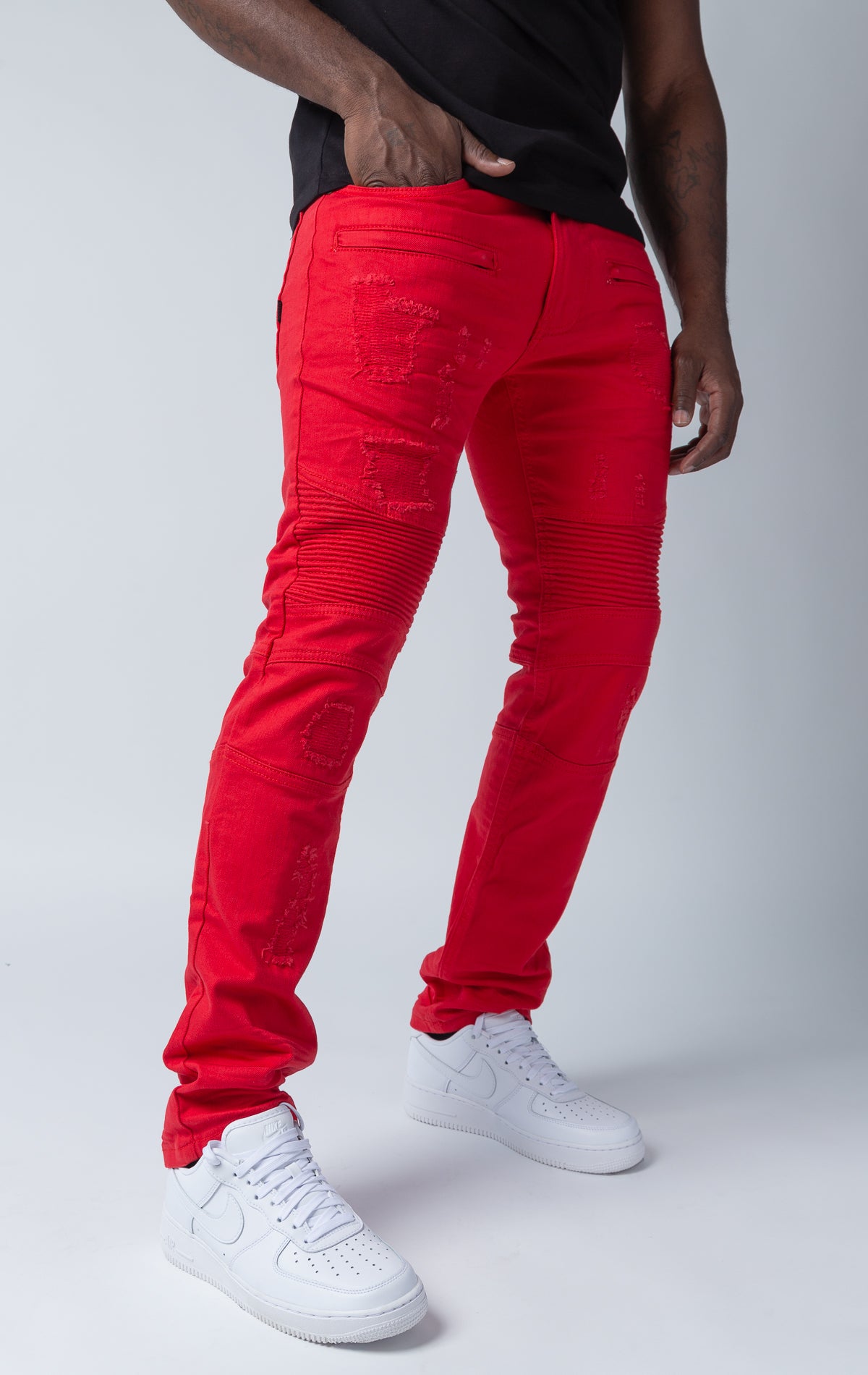Red high-quality denim made from 98% cotton and 2% spandex. With its rip and repair design and slim fit, it's the ultimate blend of style and comfort.