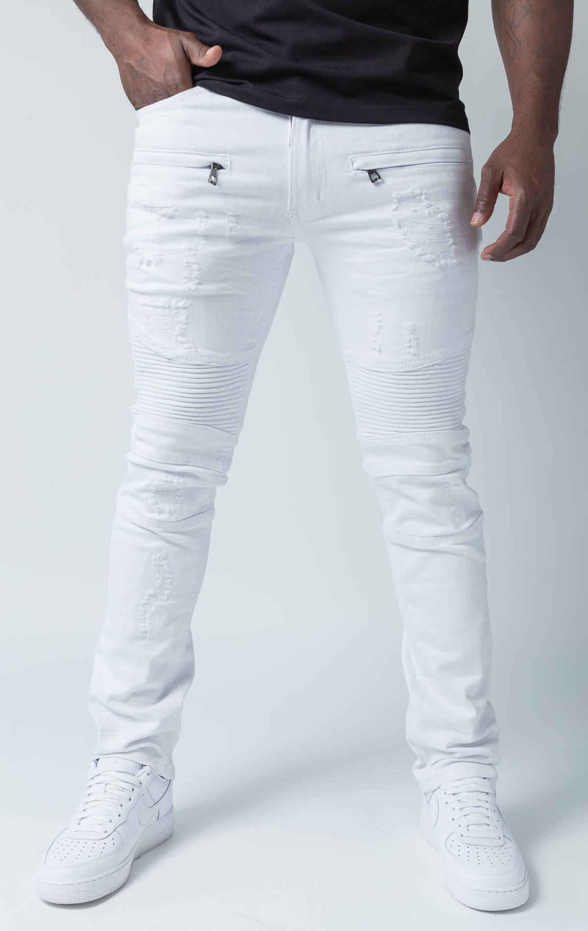 White high-quality denim made from 98% cotton and 2% spandex. With its rip and repair design and slim fit, it's the ultimate blend of style and comfort.