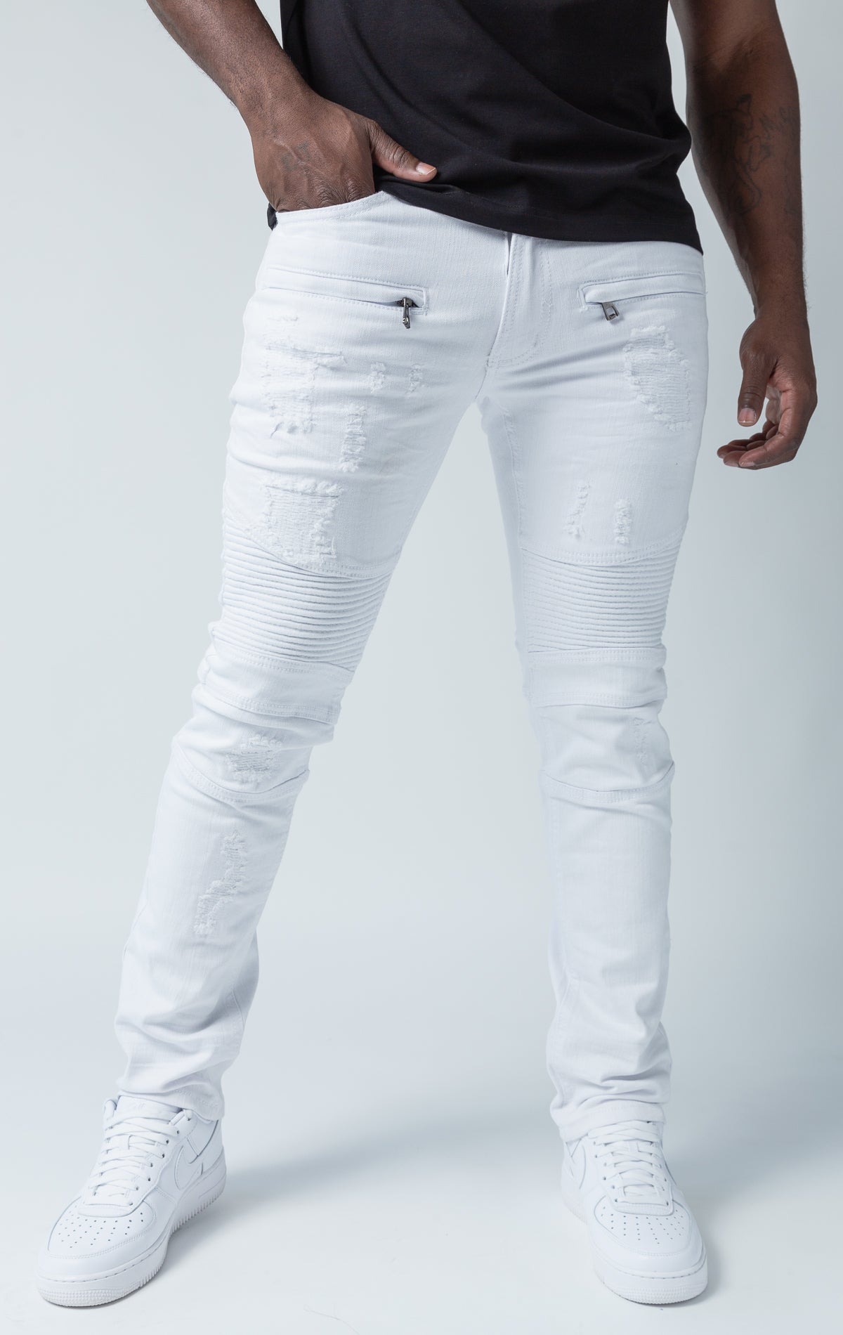 White high-quality denim made from 98% cotton and 2% spandex. With its rip and repair design and slim fit, it's the ultimate blend of style and comfort.