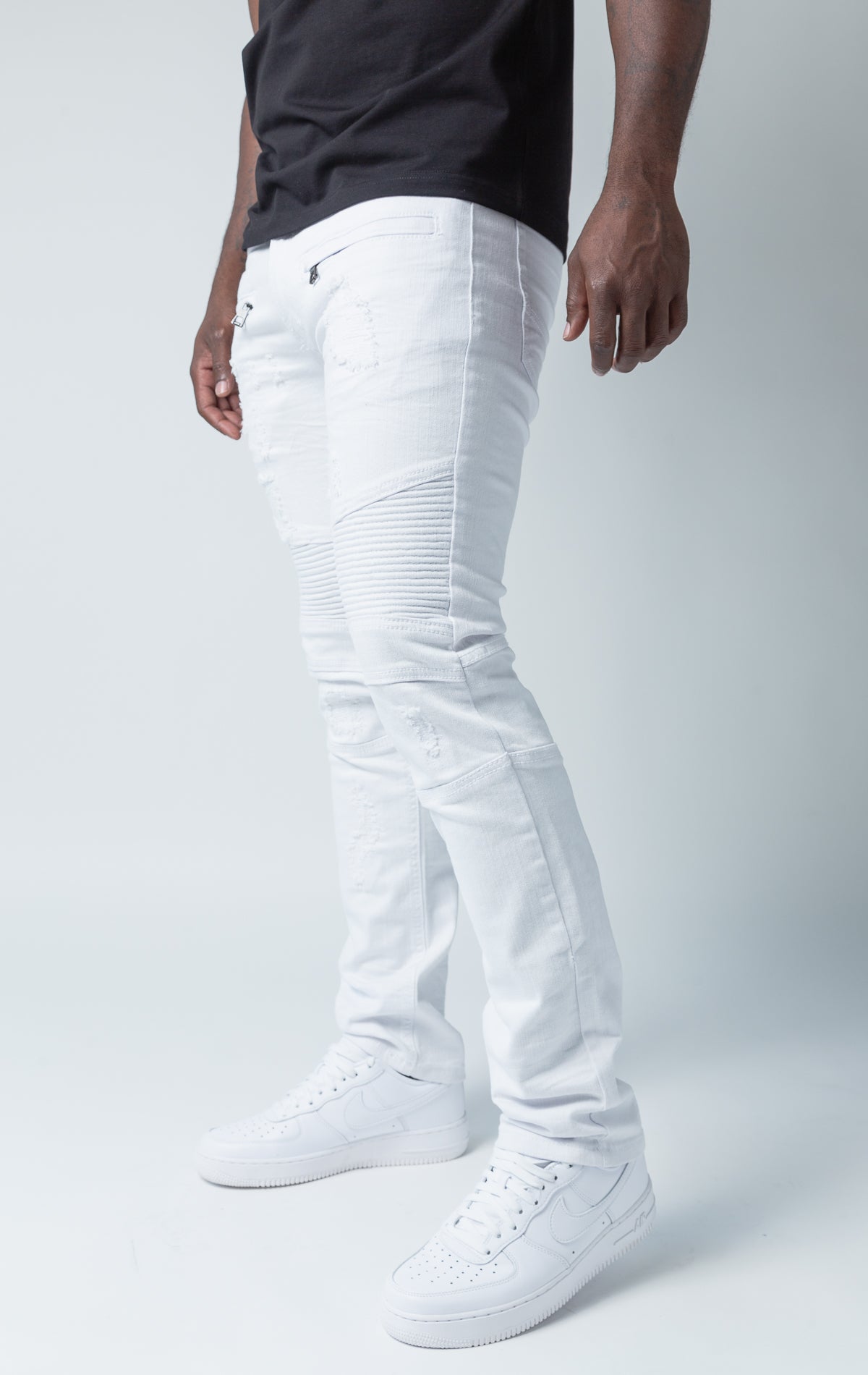 White high-quality denim made from 98% cotton and 2% spandex. With its rip and repair design and slim fit, it's the ultimate blend of style and comfort.