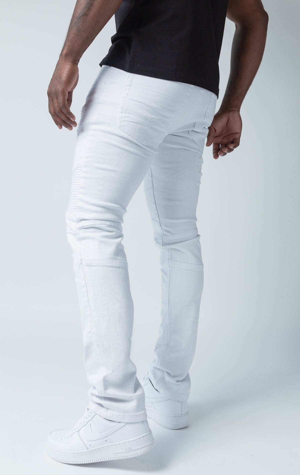 White high-quality denim made from 98% cotton and 2% spandex. With its rip and repair design and slim fit, it's the ultimate blend of style and comfort.