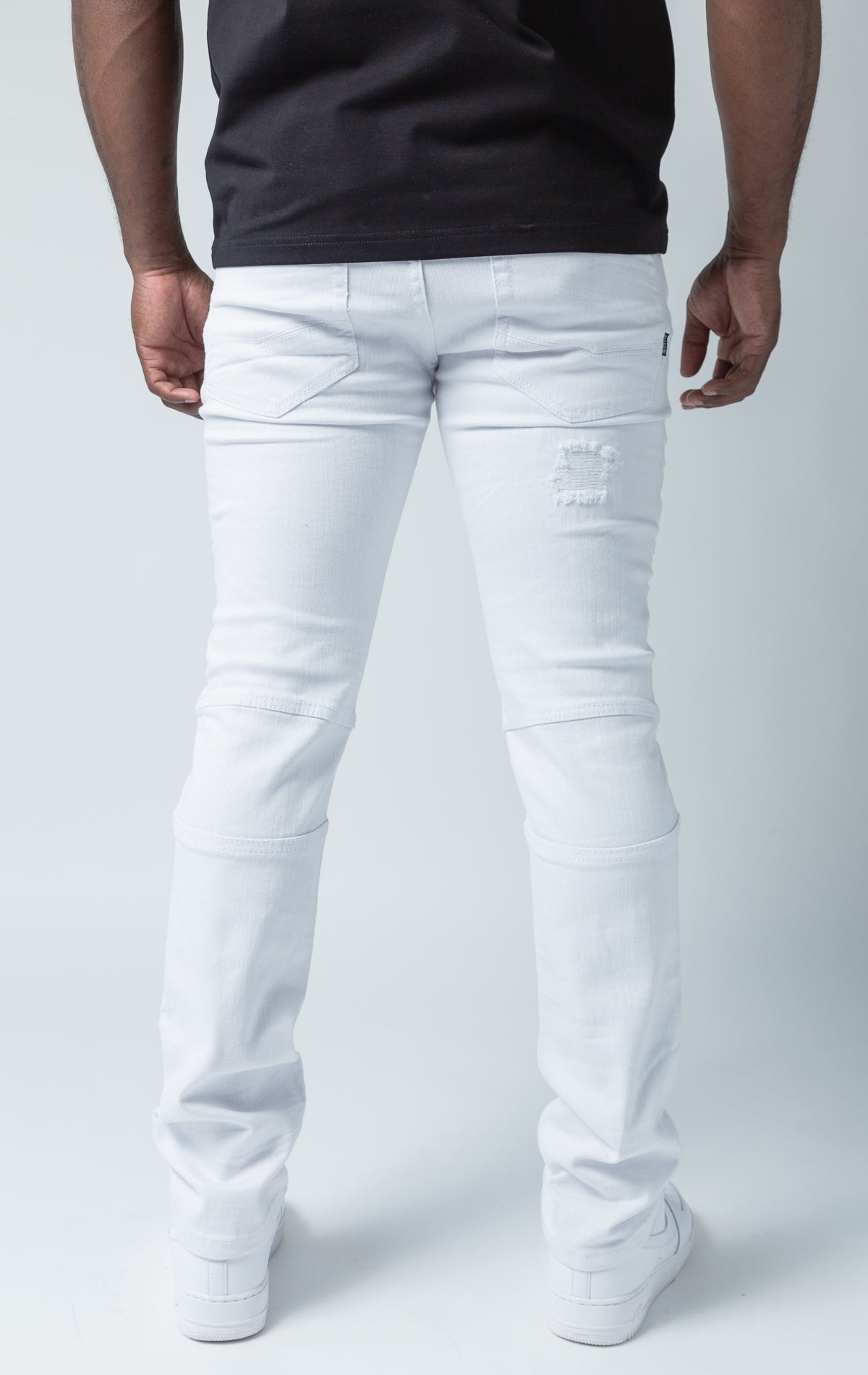 White high-quality denim made from 98% cotton and 2% spandex. With its rip and repair design and slim fit, it's the ultimate blend of style and comfort.