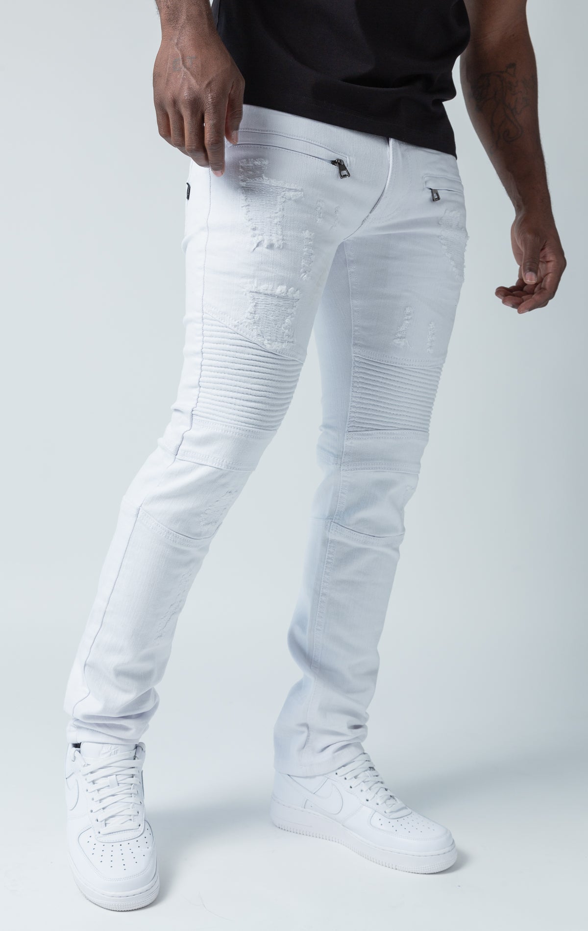 White high-quality denim made from 98% cotton and 2% spandex. With its rip and repair design and slim fit, it's the ultimate blend of style and comfort.