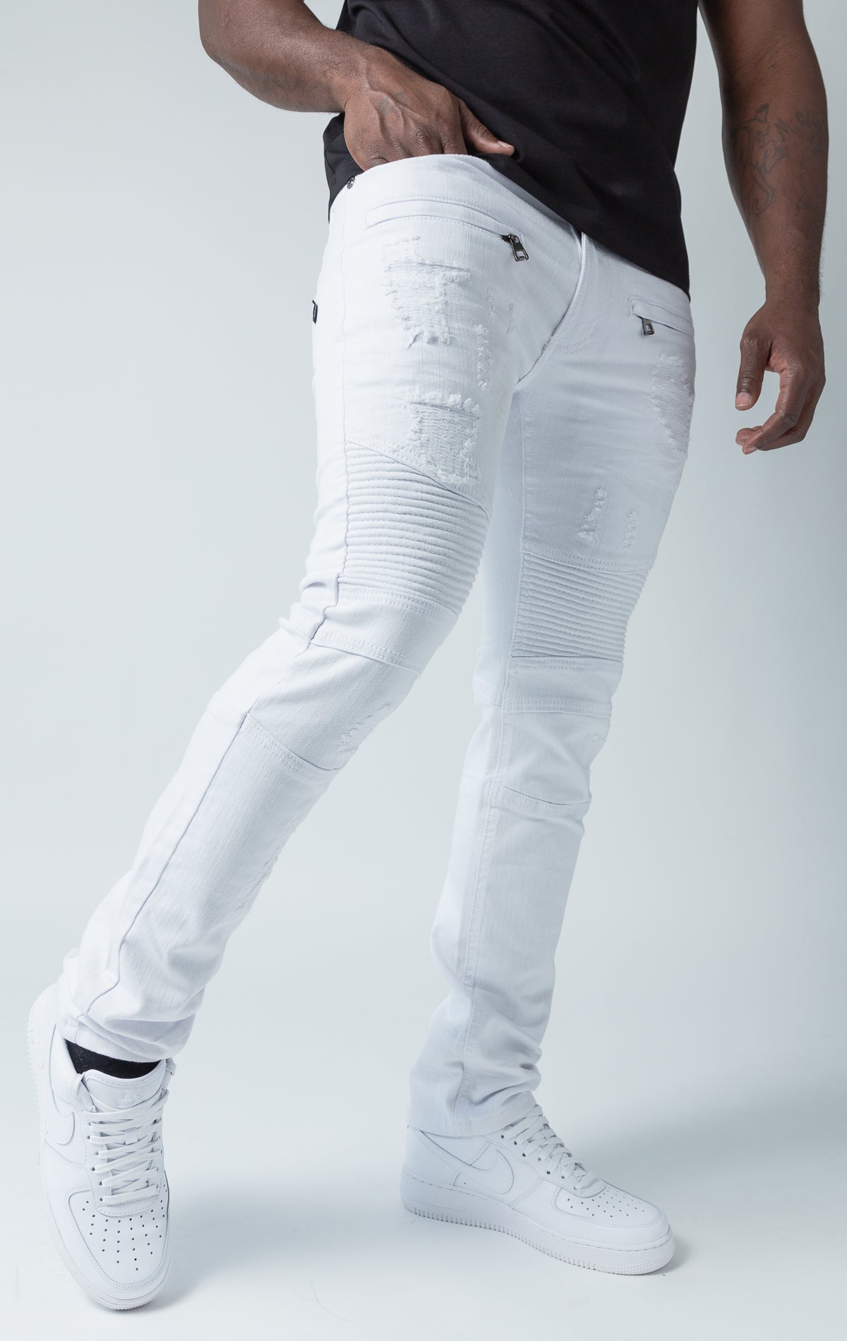 White high-quality denim made from 98% cotton and 2% spandex. With its rip and repair design and slim fit, it's the ultimate blend of style and comfort.