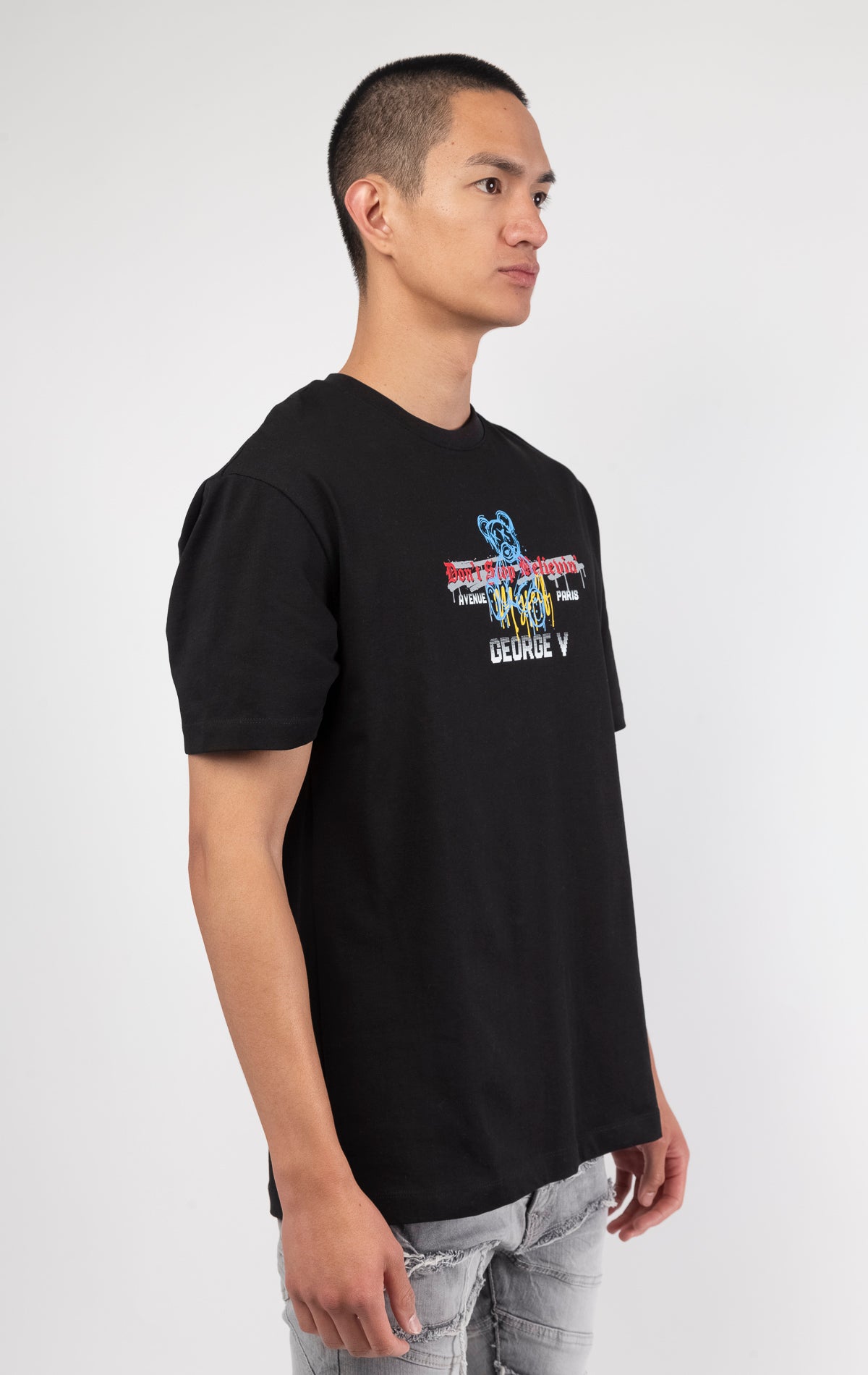 George V's "Don't Stop Believin" t-shirt features a BELIEVE design pattern, making it perfect for a refined streetwear look with jeans and sneakers. The stretchy fabric ensures a comfortable fit.