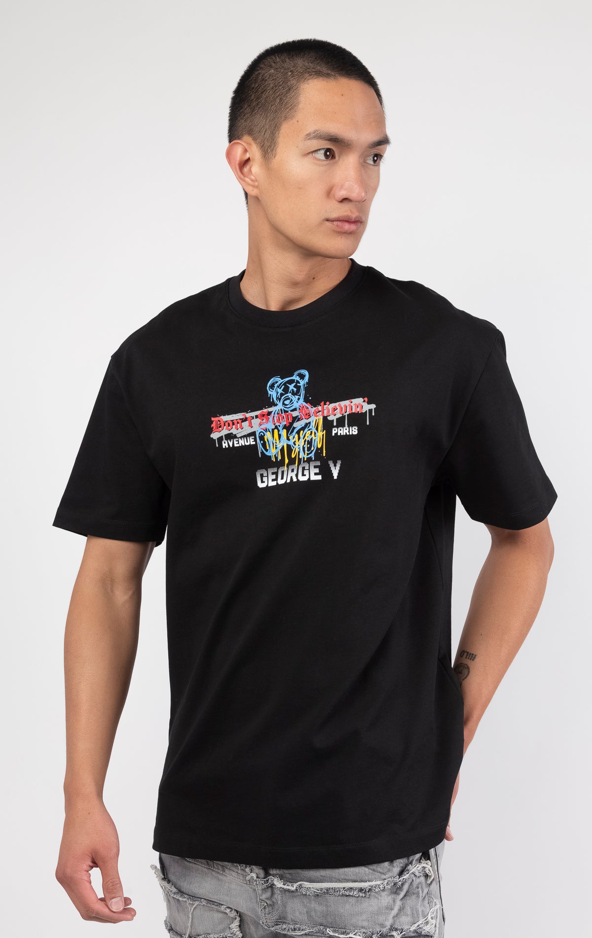 George V's "Don't Stop Believin" t-shirt features a BELIEVE design pattern, making it perfect for a refined streetwear look with jeans and sneakers. The stretchy fabric ensures a comfortable fit.