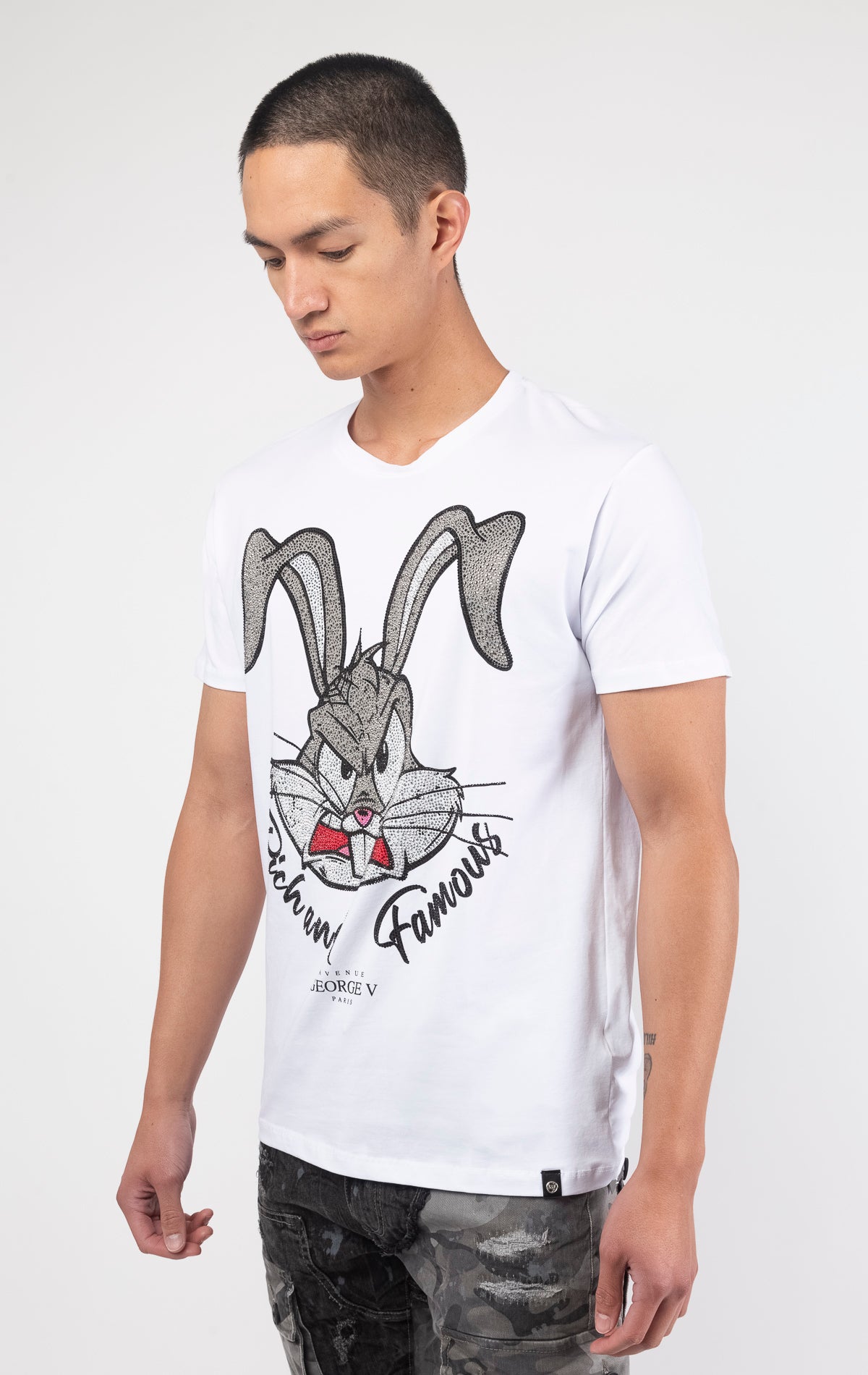 WHITE T-shirt featuring an angry rabbit pattern adorned with rhinestones.