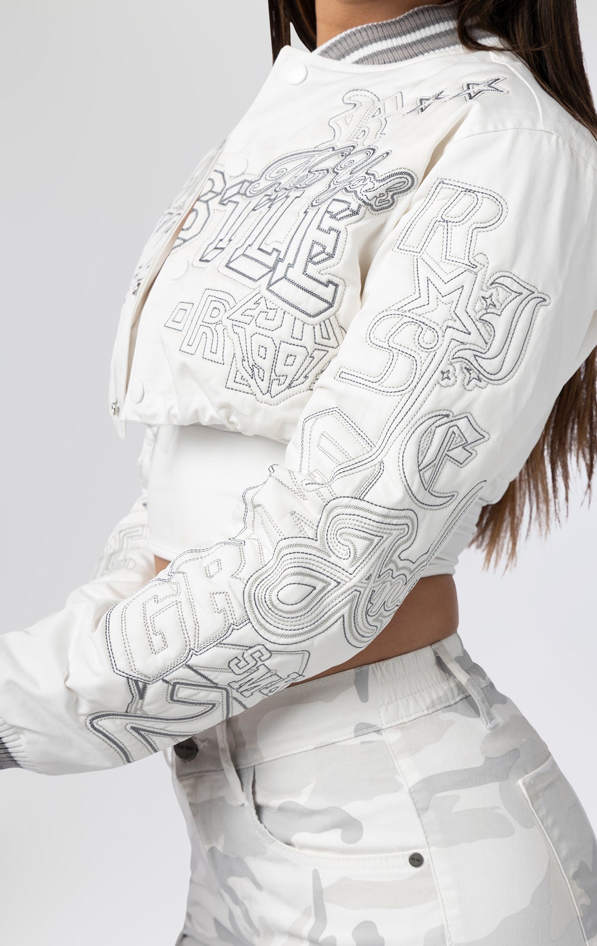 Cropped varsity jacket. Embroidered details on sleeves and back