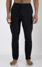 Men's wrinkle-free tapered travel pants in black. The pants are made from a blend of polyamide (88%) and elastane (12%) and feature a tapered fit, wrinkle-resistant fabric, and multiple pockets.