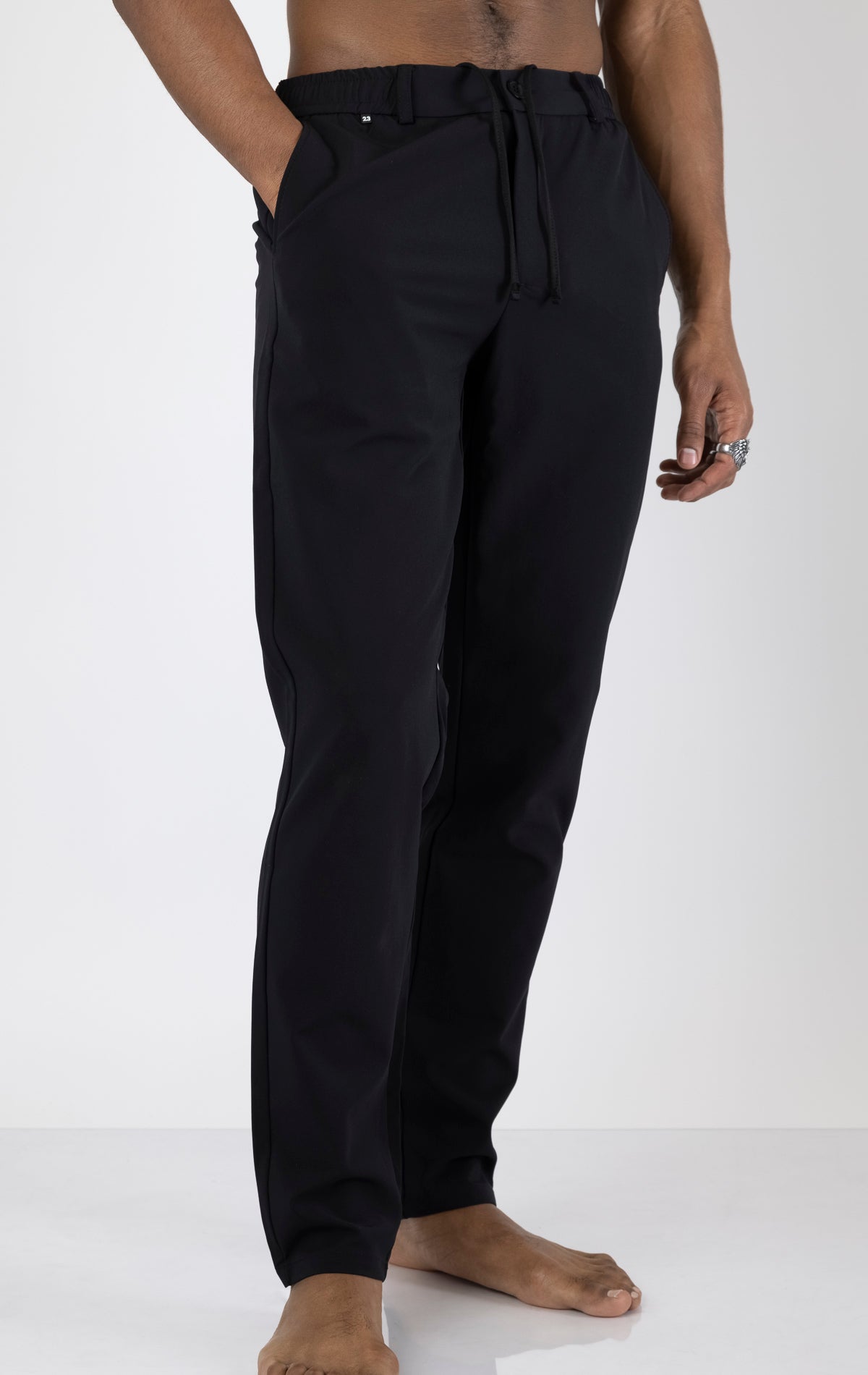 Men's wrinkle-free tapered travel pants in black. The pants are made from a blend of polyamide (88%) and elastane (12%) and feature a tapered fit, wrinkle-resistant fabric, and multiple pockets.