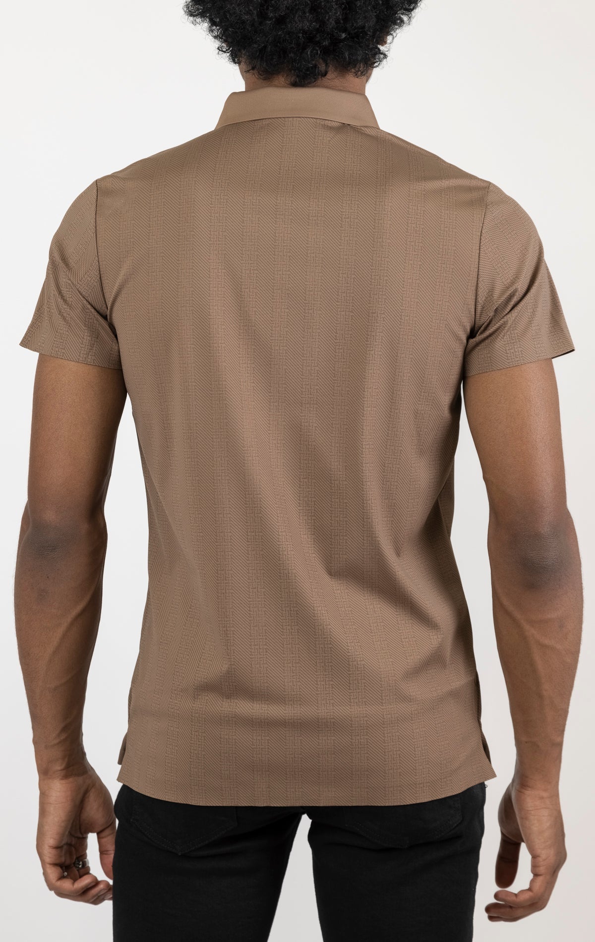 Men's versatile stretch polo shirt in khaki. The polo is made from an 87% nylon, 13% spandex blend and features a seamless pattern design, a classic polo collar with buttons, and short sleeves.